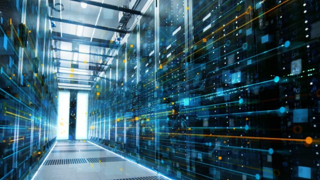 Moderner Serverraum mit digitaler Datenvisualisierung.