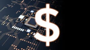 Leiterplatte mit leuchtendem Geldsymbol davor