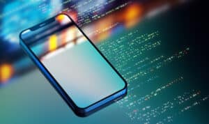 Modernes Smartphone mit leerem Bildschirm auf digitalem Hintergrund mit Programmcode.